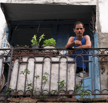 Man-on-balcony, Havanna