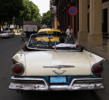 Parked car, Havanna